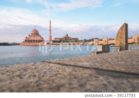 Beautiful pink mosque in Putrajaya, Malaysia Beautiful pink mosque in Putrajaya, Malaysia 39117785