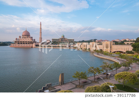 Beautiful pink mosque in Putrajaya, Malaysia Beautiful pink mosque in Putrajaya, Malaysia 39117786
