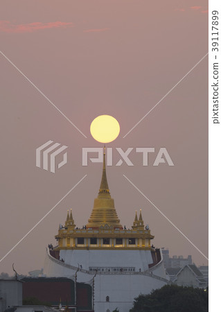 Sunset over golden mountain in Bangkok Thailand 39117899