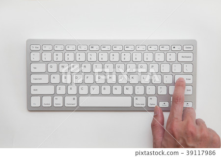 手指按在鍵盤輸入鍵 手指按在鍵盤輸入鍵 39117986