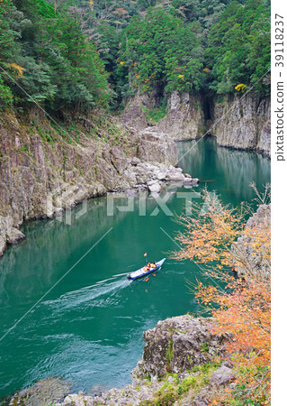 日式船沿著峽谷下行 39118237