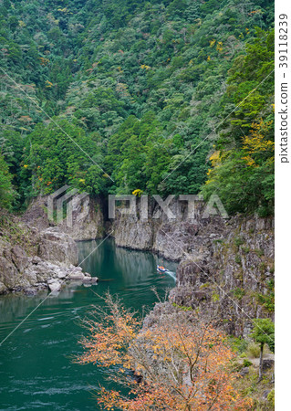 日式船沿著峽谷下行 39118239