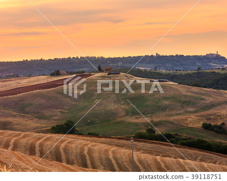 Tuscany sunrise countryside, Italy 39118751