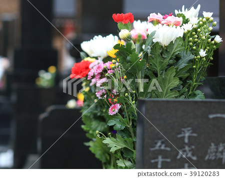 A visit to a grave of a god of a gigantic beard 39120283