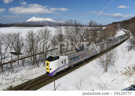 Taking the scenery of the express train passing the Hakodate main line on the Onuma lake side of Hokkaido Naniemachi Onuma Park in early spring 39120777