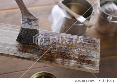 DIY image of applying oil stain to wood DIY image of applying oil stain to wood 39121004