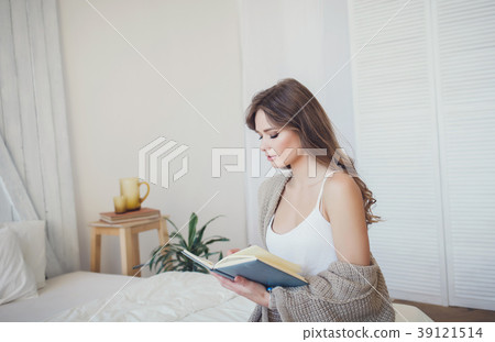 woman reading book at home 39121514