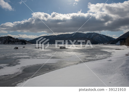 Kuwahara Aizu（福島縣）冬天的一艘冶煉漁船和一個湖 39121910