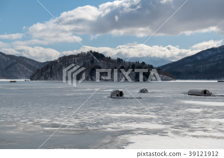 Kuwahara Aizu（福島縣）冬天的一艘冶煉漁船和一個湖 39121912