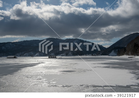 Kuwahara Aizu（福島縣）冬天的一艘冶煉漁船和一個湖 39121917
