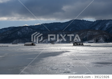 Aizu（福島縣）Ashihara Lake的冶煉漁船和冬季景觀 39121926