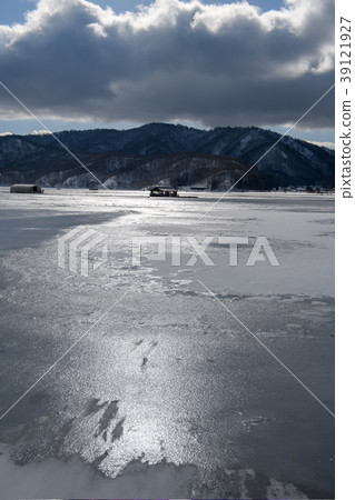 Aizu（福島縣）Ashihara Lake的冶煉漁船和冬季景觀 39121927