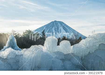 山梨縣西湖野鳥森林公園的冰和富士山 39121979