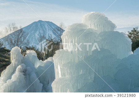 山梨縣西湖野鳥森林公園的冰和富士山 39121980