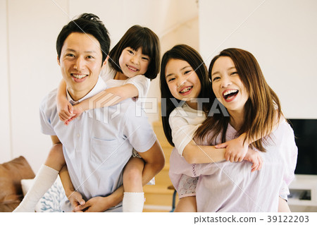 一家四口的年輕夫婦和小學生兩姐妹 一家四口的年輕夫婦和小學生兩姐妹 39122203