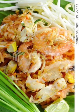 Pad Thai stir fried rice noodles with shrimp Pad Thai stir fried rice noodles with shrimp 39122433