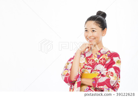 A woman in a yukata 39122628