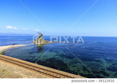 Rainy coast of early spring 39122910