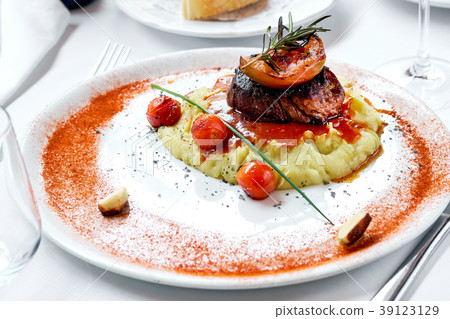 Grilled beef steak 39123129