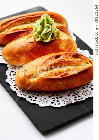 Bread and avocado sauce  39123264