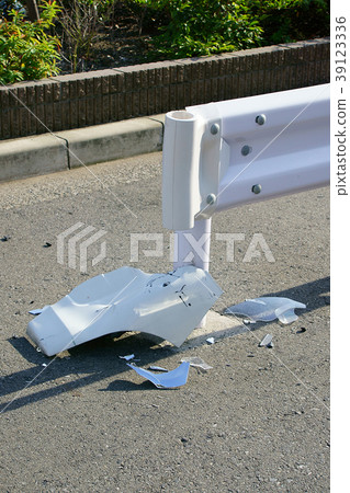 Guardrail and accident site 39123336