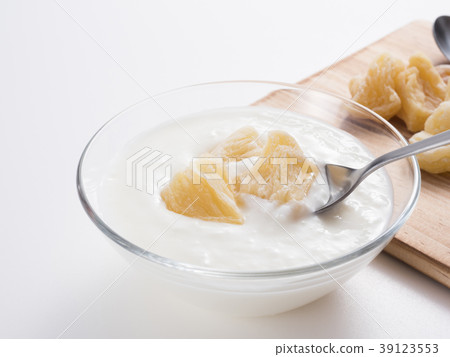 Dried pineapple and yogurt 39123553
