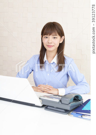 微笑的女商人 39123778