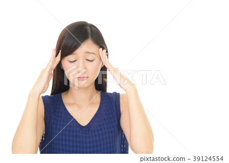一個女人抱著一個頭 39124554