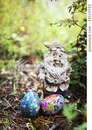 homemade decorated easter eggs in the garden 39124593