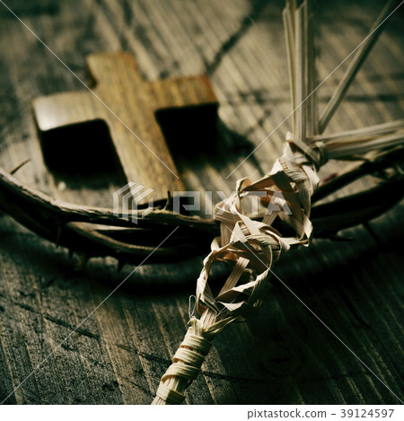 braided palm leaf, cross and crown of thorns 39124597