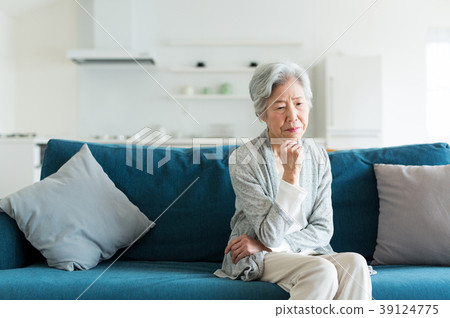 Senior woman worry Senior woman worry 39124775
