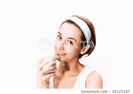 女人喝冷水 女人喝冷水 39125187