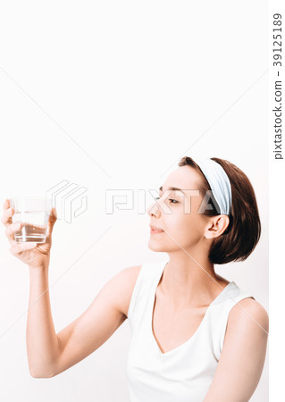 女人喝冷水 女人喝冷水 39125189