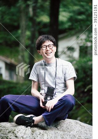 男子手持雙鏡頭反光相機在露營地 男子手持雙鏡頭反光相機在露營地 39125191