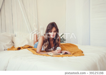 beautiful woman reads book beautiful woman reads book 39125198