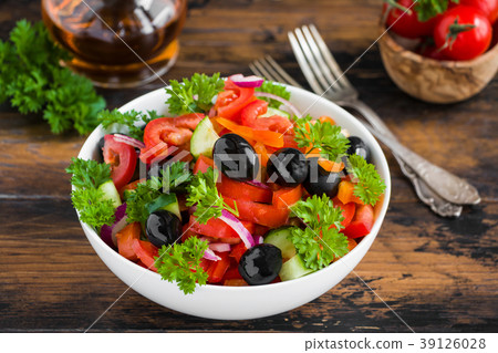 Healthy vegetarian salad with fresh vegetables 39126028