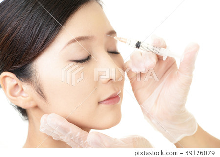 A woman receiving a beauty injection A woman receiving a beauty injection 39126079