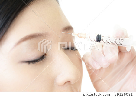 接受美容注射的女人 接受美容注射的女人 39126081