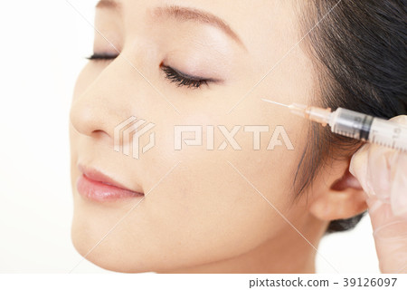A woman receiving a beauty injection 39126097