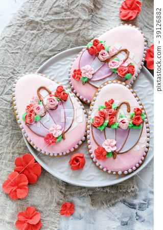Easter egg cookies with floral decoration. 39126882