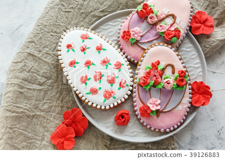 Homemade Easter cookies with floral decoration. 39126883