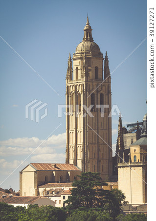 Segovia Cathedral is a Roman Catholic religious 39127271