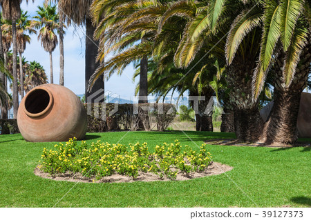 Palm tree trunk background 39127373