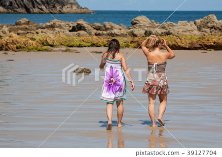 beach of San Vicente de la Barquera village beach of San Vicente de la Barquera village 39127704