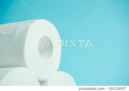 關閉日常必需品衛生紙簡單的物質淺蘭的背景 關閉日常必需品衛生紙簡單的物質淺蘭的背景 39128007