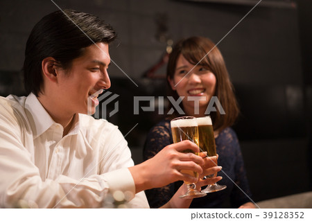 Toast couple beer Toast couple beer 39128352