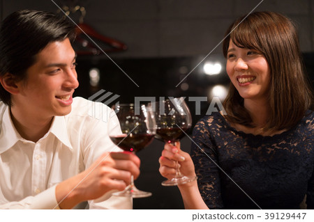 Toast couple wine Toast couple wine 39129447