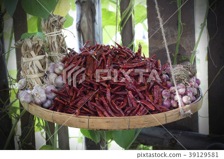 Garlic, chilli, onion are Thai food ingredient. 39129581