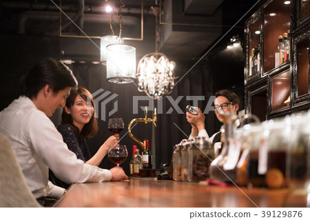 Couple bar wine bartender 39129876
