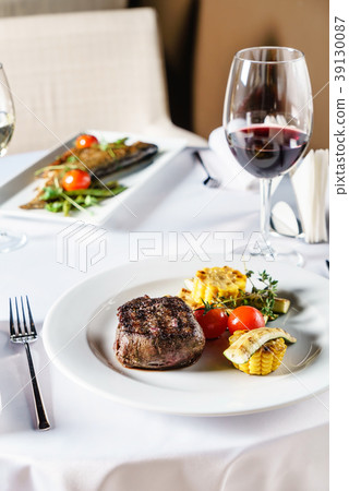 steak with grilled vegetables 39130087